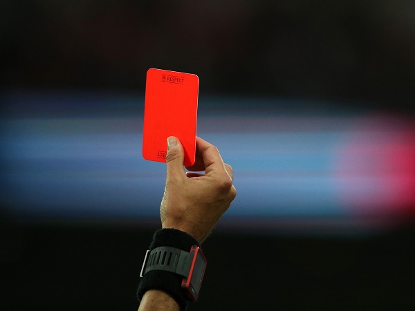Thẻ đỏ là gì? Khi nào trọng tài rút thẻ đỏ trong bóng đá?