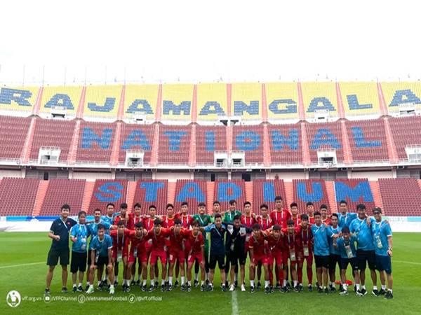 Bóng đá VN 19/6: ĐT U17 Việt Nam thăm quan sân Rajamangala