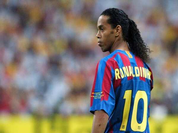 Số áo Ronaldinho ở từng câu lạc bộ từ Barcelona đến Milan